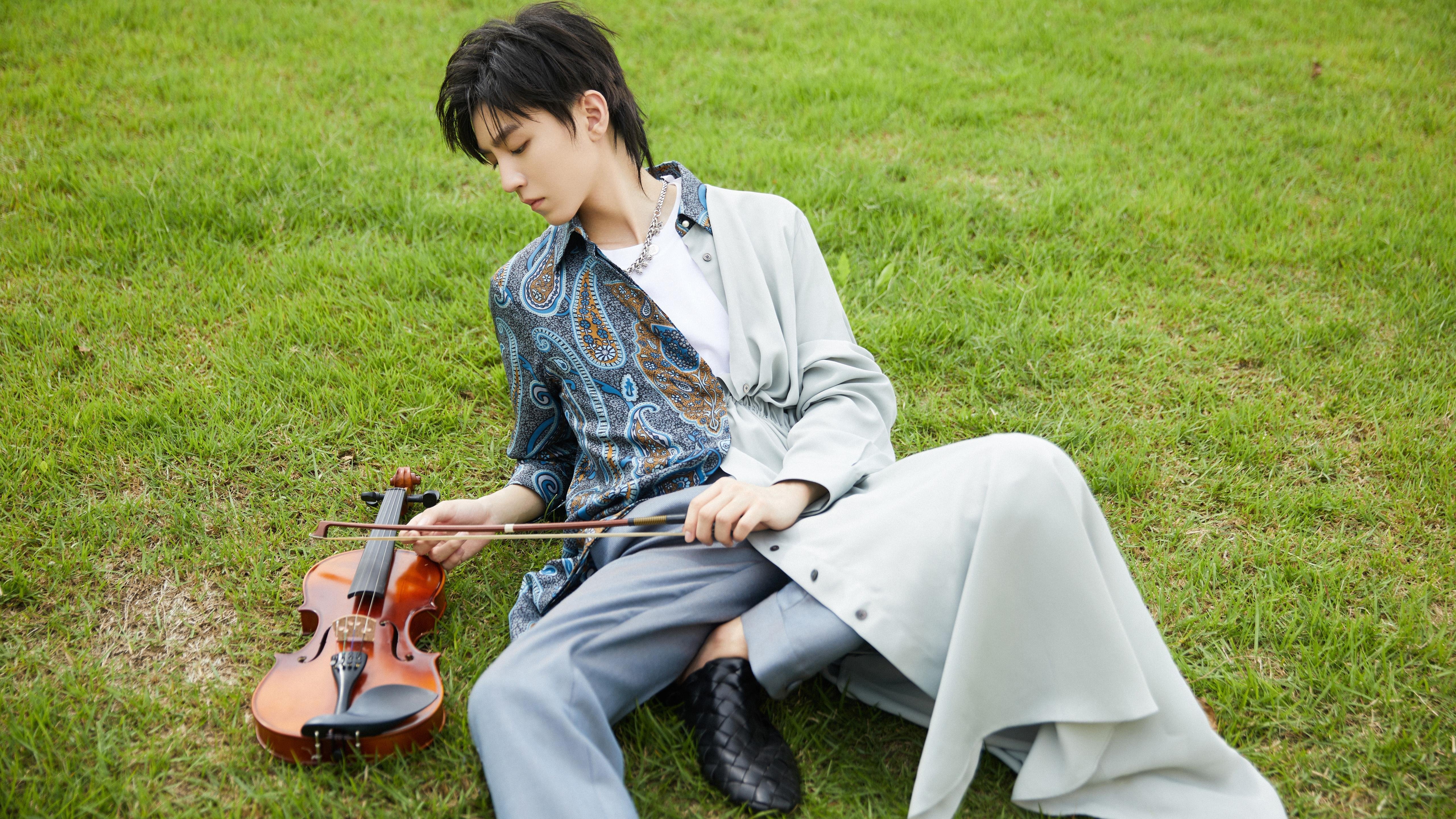 场边替补积极投入热身等待上场时刻展现专业态度与团队精神,替补随时入场